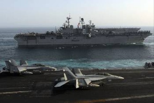 Το αμερικανικό αεροπλανοφόρο «USS Nimitz» στον Περσικό, παλιότερα. Οι ΗΠΑ δηλώνουν πανέτοιμες να «υπερασπιστούν την ασφάλεια» στην περιοχή με όλους τους τρόπους