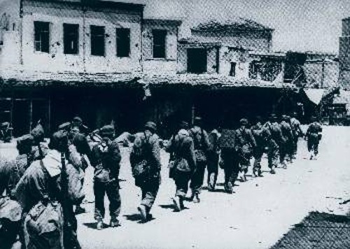 Γερμανοί αλεξιπτωτιστές, μετά τη νυχτερινή συμπλοκή, εισβάλλουν στην πόλη του Ηρακλείου