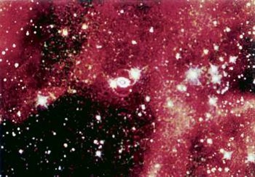 Δέκα χρόνια μετά την έκρηξη, ο υπερκαινοφανής 1987Α διακρίνεται καθαρά στο κέντρο της φωτογραφίας ανάμεσα στα άλλα άστρα του Μεγάλου Νέφους του Μαγγελάνου