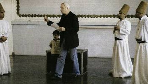 Ο Ρόμπερτ Γουίλσον σε πρόβα για «Το πέταγμα του βλεφάρου», με το μικρό πρωταγωνιστή και χορευτές