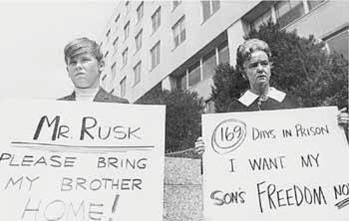 Συγγενείς των ανδρών πληρώματος του «Πουέμπλο» διαμαρτύρονται για τη στάση της αμερικανικής κυβέρνησης και ζητούν την απελευθέρωση των αγαπημένων τους προσώπων.