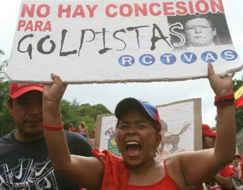 Το σύνθημα της διαδηλώτριας εύγλωττο: «Κανένας συμβιβασμός με τους πραξικοπηματίες - RCTV... φεύγεις»