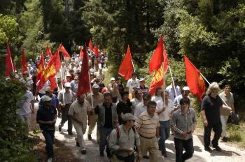 Το φυσικό κάλλος του δάσους στο κτήμα Τατοΐου αντίκρισαν οι διαδηλωτές στην πορεία που έγινε
