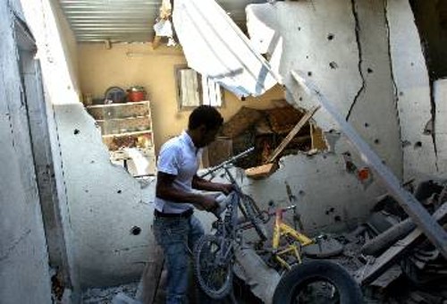 Στιγμιότυπο από τους μαζικούς βομβαρδισμούς του παλαιστινιακού καταυλισμού στο Λίβανο