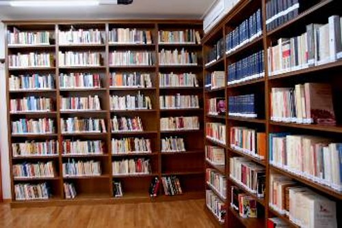 Αποψη της βιβλιοθήκης στο Επιμορφωτικό Κέντρο «Βιβλιοθήκη - Αρχείο Χαρίλαος Φλωράκης»