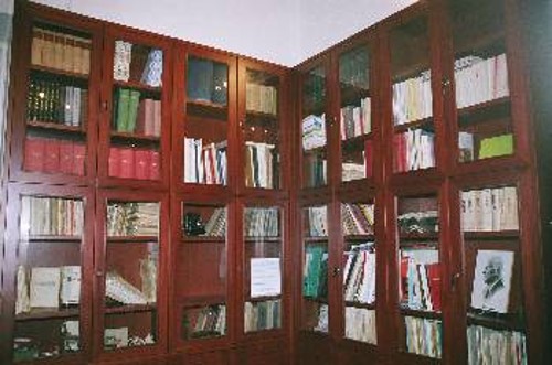 Η πλούσια Βιβλιοθήκη στη διάθεση της νεολαίας, επισκεπτών αλλά και μελετητών που αναζητούν πηγές ενημέρωσης σχετικά με το κολαστήριο της Μακρονήσου