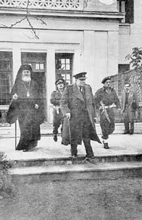 27 Δεκέμβρη 1944. Ο Τσόρτσιλ με τον αρχιεπίσκοπο Δαμασκηνό στον περίβολο της βρετανικής πρεσβείας, μετά τη συνάντησή τους
