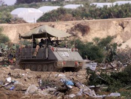 Με το δάχτυλο στη σκανδάλη. Αρματα του ισραηλινού στρατού προστατεύουν τις μπουλντόζες, που ρίχνουν παλαιστινιακά σπίτια