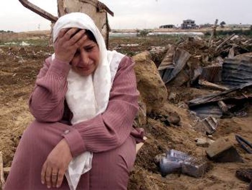 Δάκρυα της οργής. Ο ισραηλινός στρατός κατέστρεψε το σπίτι της, επειδή «χρησιμοποιούνταν» από ελεύθερο σκοπευτή