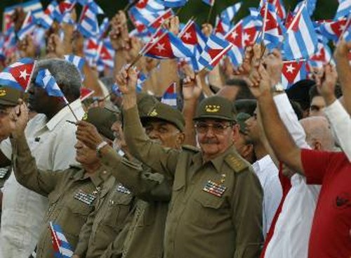 Ο Ραούλ Κάστρο, εκτελών χρέη Προέδρου της χώρας, δεύτερος Γραμματέας του ΚΚ Κούβας και επικεφαλής των Ενόπλων Επαναστατικών Δυνάμεων, λίγο πριν ανέβει στο βήμα
