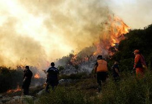 Η κυβέρνηση επιχειρεί να καλύψει τα τεράστια οργανικά κενά της πυρόσβεσης, στέλνοντας στις φωτιές ανεκπαίδευτους δόκιμους πυροσβέστες