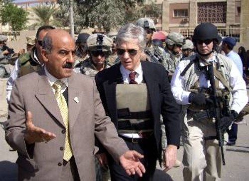 Στο κέντρο ο πρέσβης των ΗΠΑ στο κατεχόμενο Ιράκ, Ράιν Κρόκερ με τοπικό κυβερνήτη. Οι κατοχικοί συναντούν όλο και περισσότερες δυσκολίες
