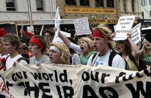 Το κεφάλαιο εντείνει την επίθεση στις κατακτήσεις των Αυστραλών εργαζομένων (από διαδηλώσεις ενάντια στη Σύνοδο του ΑΠΕΚ, στο Σίδνεϋ, το Σεπτέμβρη του 2007)