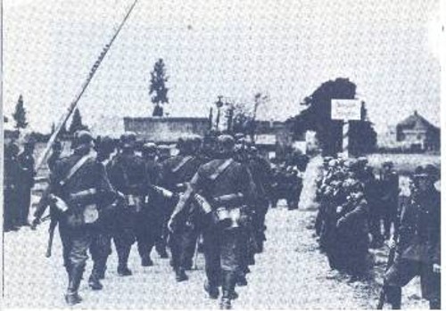 Γερμανικά στρατεύματα περνούν τα τσεχοσλοβάκικα σύνορα και μπαίνουν στην περιοχή των Σουδητών τον Οκτώβρη του 1938