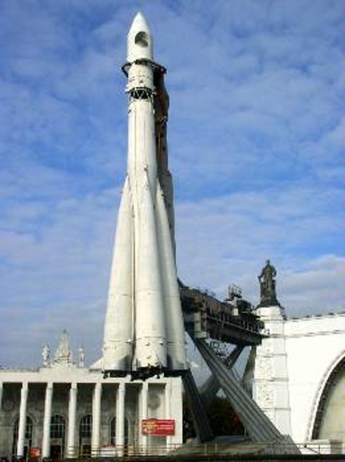 Με έναν πύραυλο R-7, σαν αυτόν της φωτογραφίας εκτοξεύτηκε ο πρώτος Σπούτνικ. Ο ίδιος πύραυλος χρησιμοποιήθηκε και για την εκτόξευση των διαστημοπλοίων Βοστόκ