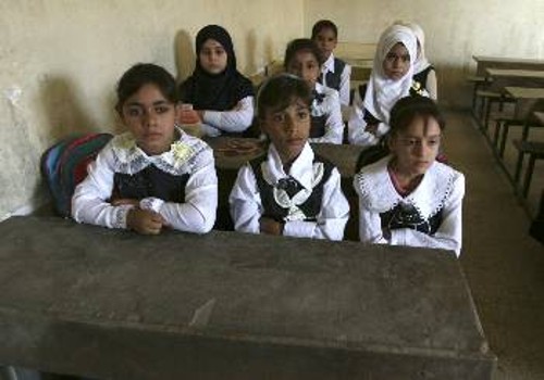 Μέσα σε σκηνικό θανάτου (από τις συγκρούσεις και τη χολέρα που ήρθε από την κατοχή) τα παιδιά του Ιράκ προσπαθούν να παρακολουθήσουν τα μαθήματα στα σχολεία που άνοιξαν χτες