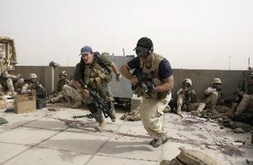 Αμερικάνοι μισθοφόροι συνδράμουν τις επιχειρήσεις του στρατού κατοχής των ΗΠΑ στο Ιράκ (επίσης μισθοφορικός)