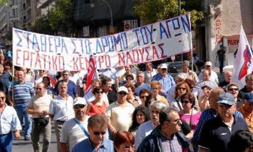 Το πανό του Εργατικού Κέντρου Νάουσας στην πανελλαδική συγκέντρωση που διοργάνωσε η ΟΕΚΙΔΕ για τα δικαιώματα των εργαζομένων στον Λαναρά