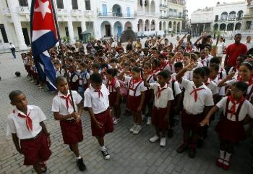 Η Κούβα παρά τις ιμπεριαλιστικές πιέσεις συνεχίζει να παλεύει και να διατηρεί τις κατακτήσεις για το λαό της. Οπως στο νευραλγικό τομέα της Παιδείας
