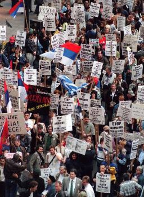 Νέα Υόρκη, Απρίλης 1999. Οταν ο αμερικανικός λαός εκδήλωνε την αντίθεσή του σε έναν πόλεμο που αποδείχτηκε πυρηνικός...