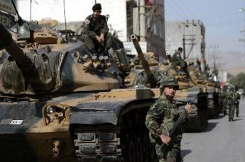 Επίδειξη δύναμης κάνει ο τούρκικος στρατός στα σύνορα με το Βόρειο Ιράκ