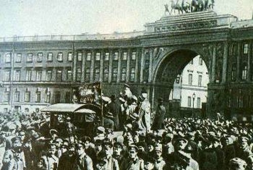 Μπολσεβίκοι μιλούν σε συγκέντρωση εργατών και στρατιωτών. Αγ. Πετρούπολη, 1917