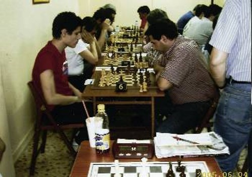 Σήμερα το πρωί παίζεται ο 2ος γύρος του Διασυλλογικού «Σπ. Μπίκος 2007». Σε πρώτο πλάνο (δεξιά) ο σκακιστικός παράγοντας και Υ.Μ. Σίδερης