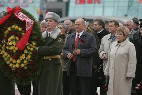 Οι διεθνείς αντιπροσωπείες στο Μινσκ καταθέτουν στεφάνι στο μνημείο του Λένιν