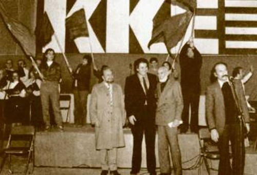Με τους Μάνο Κατράκη, Μίκη Θεοδωράκη και Βασίλη Κολοβό, στο 11ο Συνέδριο του Κόμματος, το Δεκέμβρη του 1982