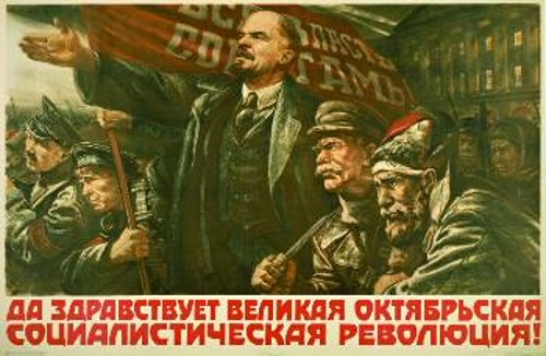 «Ζήτω η μεγάλη Οχτωβριανή Σοσιαλιστική Επανάσταση», γράφει η αφίσα. Η προσφορά του Σοσιαλισμού στην παγκόσμια εργατική τάξη είναι ανεκτίμητη, όπως και το μήνυμα που κληροδότησε στο σήμερα