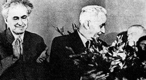 Ο Κώστας Βάρναλης στη Μόσχα το 1959 για την απονομή του Βραβείου Λένιν. Αριστερά ο Ηλίας Ερεμπουργκ (Αρχείο εκδοτικού οίκου «ΚΕΔΡΟΣ»)