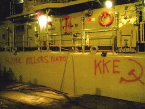 Το ΝΑΤΟικό πλοίο σημαδεμένο με τα συνθήματα που έκαναν καθαρό ότι οι ιμπεριαλιστές είναι ανεπιθύμητοι στην περιοχή