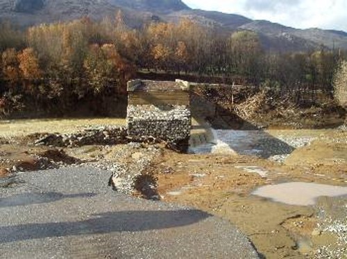 Σαν χάρτινος πύργος κατέρρευσε η γέφυρα που ενώνει τα Τουρκολέκα με τον υπόλοιπο δήμο. Η απουσία αντιπλημμυρικών έργων επέτρεψε τη βίαιη ορμή του νερού, με αποτέλεσμα ο χείμαρρος Ξερίλας να την «καταπιεί»