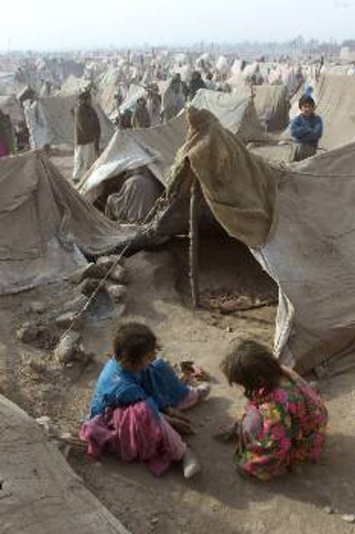 Προσφυγικό στρατόπεδο. Στο Αφγανιστάν πεθαίνουν καθημερινά έξι παιδιά από υποσιτισμό...