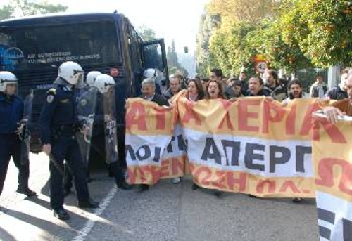 Στις 11 Δεκέμβρη 2007, το ΠΑΜΕ διοργανώνει διαδήλωση στην καρδιά του αντιασφαλιστικού στρατηγείου, έξω από το Μέγαρο Μαξίμου Τα ταξικά συνδικάτα πραγματοποίησαν μαζική συγκέντρωση με αίτημα: «Κάτω τα χέρια από τα ασφαλιστικά δικαιώματα» 