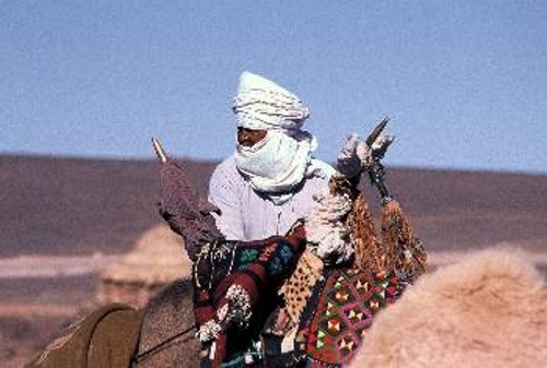 Περαστικός με την καμήλα του, ένας άλλος Τουαρέγκ στο δρόμο για την πόλη. Ευκαιρία για κουβέντα ωρών στο βράδυ γύρω από τη φωτιά