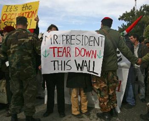 Από τις διαδηλώσεις ενάντια στην κατοχή και το τείχος κατά τη διάρκεια της περιοδείας Μπους