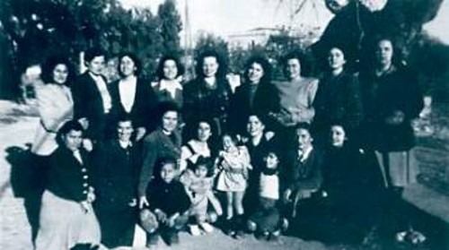 Παιδιά της Κατοχής, παιδιά του Εμφυλίου, με τις μητέρες τους. Μεγαλώνουν στην εξορία. Χίος 1949