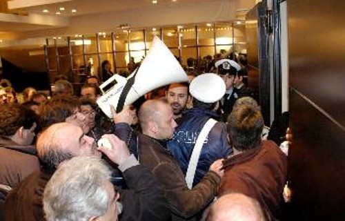 Αστυνομικοί και υπάλληλοι του ξενοδοχείου προσπαθούν να εμποδίσουν τους αγωνιστές ανάπηρους να μπουν στην αίθουσα του Συνεδρίου