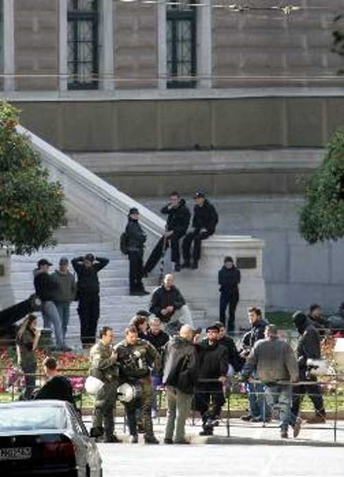 Ανδρες των ΜΑΤ με «χρυσαυγίτες» στην πλατεία Κολοκοτρώνη, λίγη ώρα πριν τα επεισόδια...