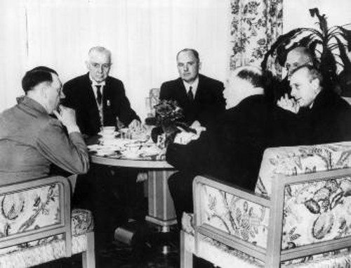Ο Τόμας Γουάτσον, επικεφαλής της IBM και πρόεδρος του Διεθνούς Εμπορικού Επιμελητηρίου (ICC), με μέλη του διοικητικού συμβουλίου, συναντιούνται στο Βερολίνο με τον Α. Χίτλερ, στη διάρκεια του 9ου Συνεδρίου του ICC (12/7/1937)