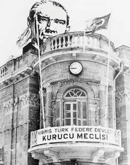 Ο Κεμάλ Ατατούρκ και οι τουρκικές σημαίες δεσπόζουν στα επίσημα κτίρια του «Τουρκικού Ομόσπονδου Κράτους της Κύπρου», που ανακηρύσσεται στις 13 Φλεβάρη του 1975