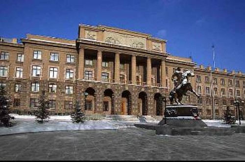 Πόλη Εκατερινμπούργκ: Το Αρχηγείο του Κόκκινου Στρατού με το μνημείο του στρατάρχη Ζούκοφ