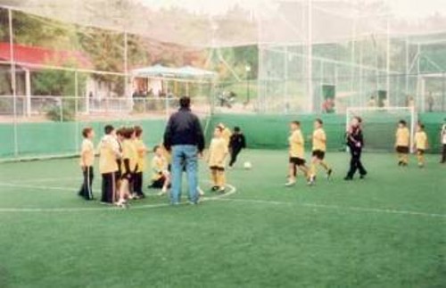Το κόστος για να αθληθούν παιδιά και ενήλικες σε γήπεδα μικρών διαστάσεων είναι δυσβάσταχτο