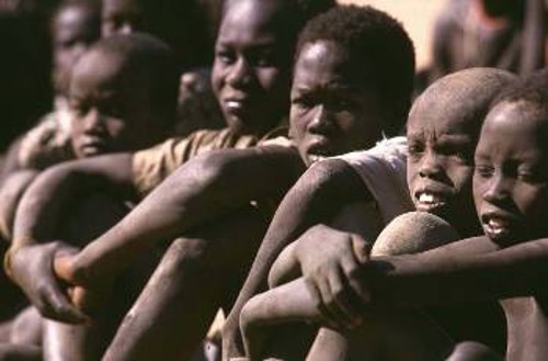 Νεαροί Σουδανοί σε σκλαβοπάζαρο που στάθηκαν «τυχεροί» αφού τους αγόρασε μια ανθρωπιστική οργάνωση για να τους ελευθερώσει