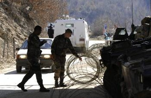 Γάλλοι στρατιώτες του στρατού κατοχής στο Κόσσοβο σφραγίζουν τα «σύνορα» με τη Σερβία στην πόλη Μπρνιακ