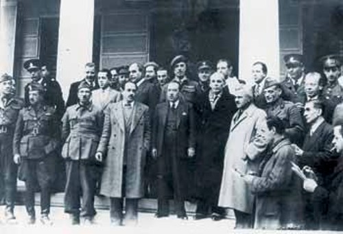 12 Φλεβάρη 1945. Οι αντιπροσωπείες του ΕΑΜ και της κυβέρνησης αμέσως μετά την υπογραφή της Συμφωνίας της Βάρκιζας