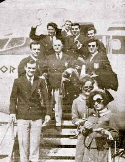Ο μετρ Χρήστος Κόκκορης (πρώτος αριστερά) με τους συμπαίκτες του αναχωρεί για την Ολυμπιάδα του Λουγκάνο. Από δεξιά, είναι οι Βυζαντιάδης, Ορνιθόπουλος, Σιαπέρας, Ριζόπουλος, Τριφούνοβιτς, Μαστιχιάδης και Τρικαλιώτης