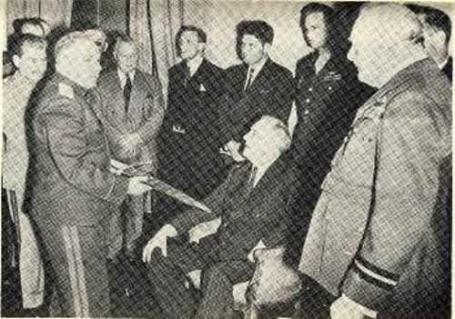 Διάσκεψη της Τεχεράνης. Ο Βοροσίλοφ κρατάει το σπαθί που η Βρετανία πρόσφερε στην πόλη του Στάλινγκραντ σε αναγνώριση της μεγάλης Νίκης 
