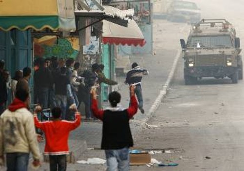 Νεαροί Παλαιστίνιοι αντιμετωπίζουν με πέτρες τον ισραηλινό στρατό κατοχής